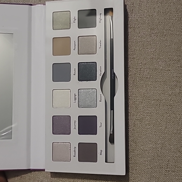 Eyeshadow Pallet - Picture 3 of 7